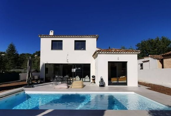 Grande maison sous le soleil
