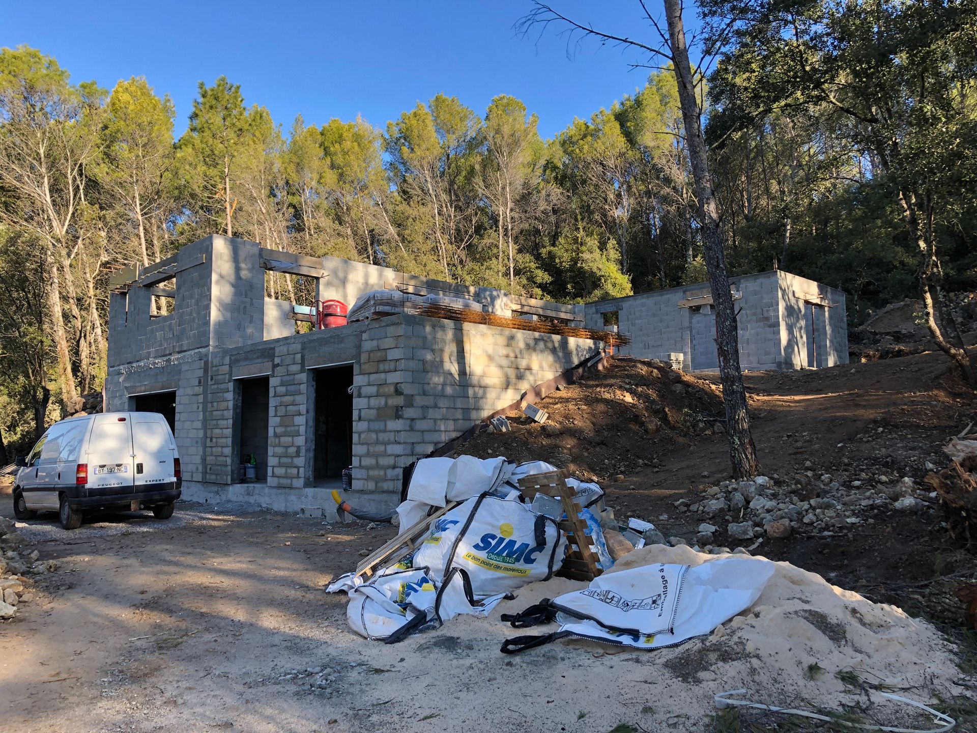 Construction d'une maison entourée d'arbres