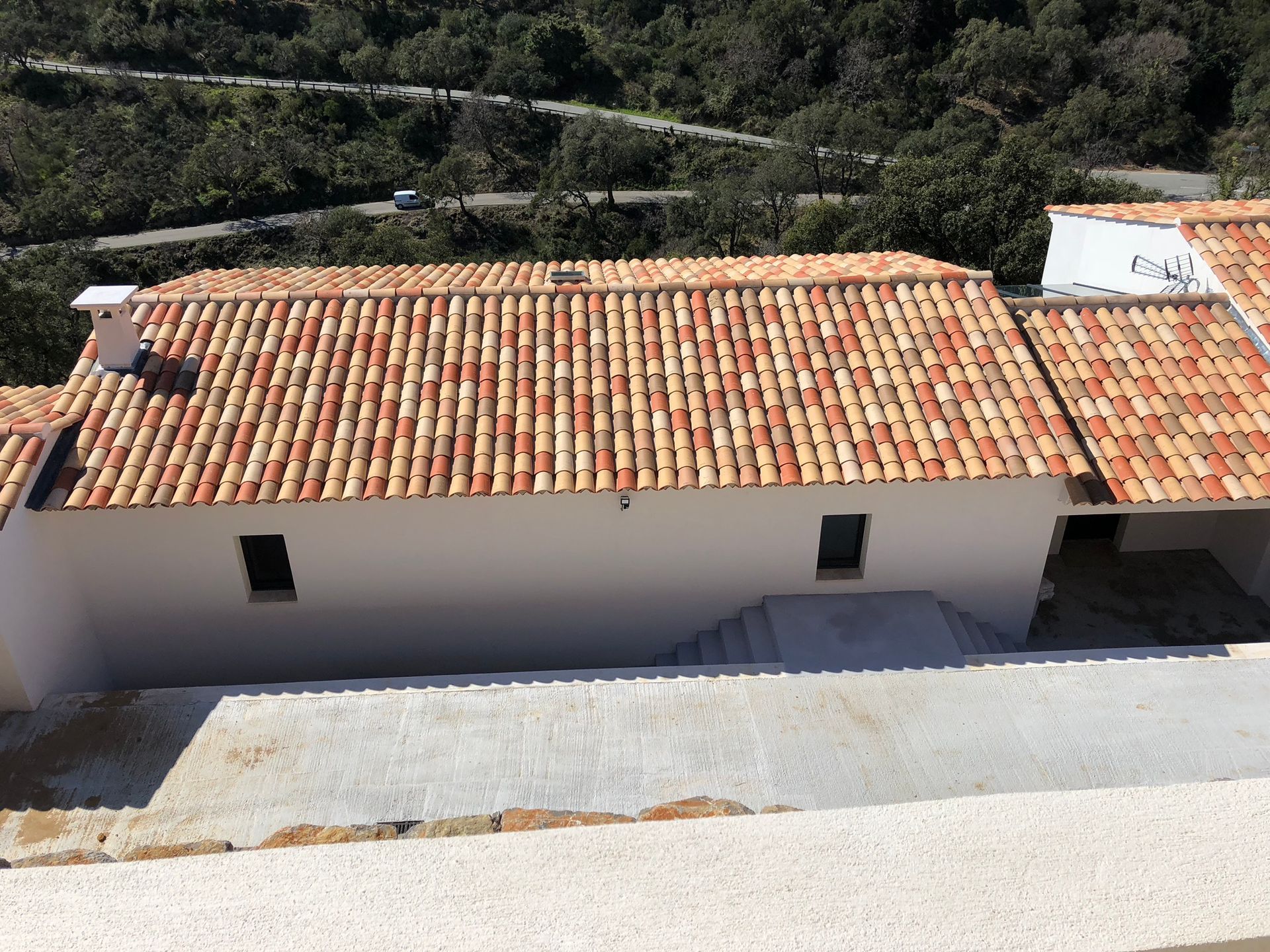 Grande longère au toit en tuiles