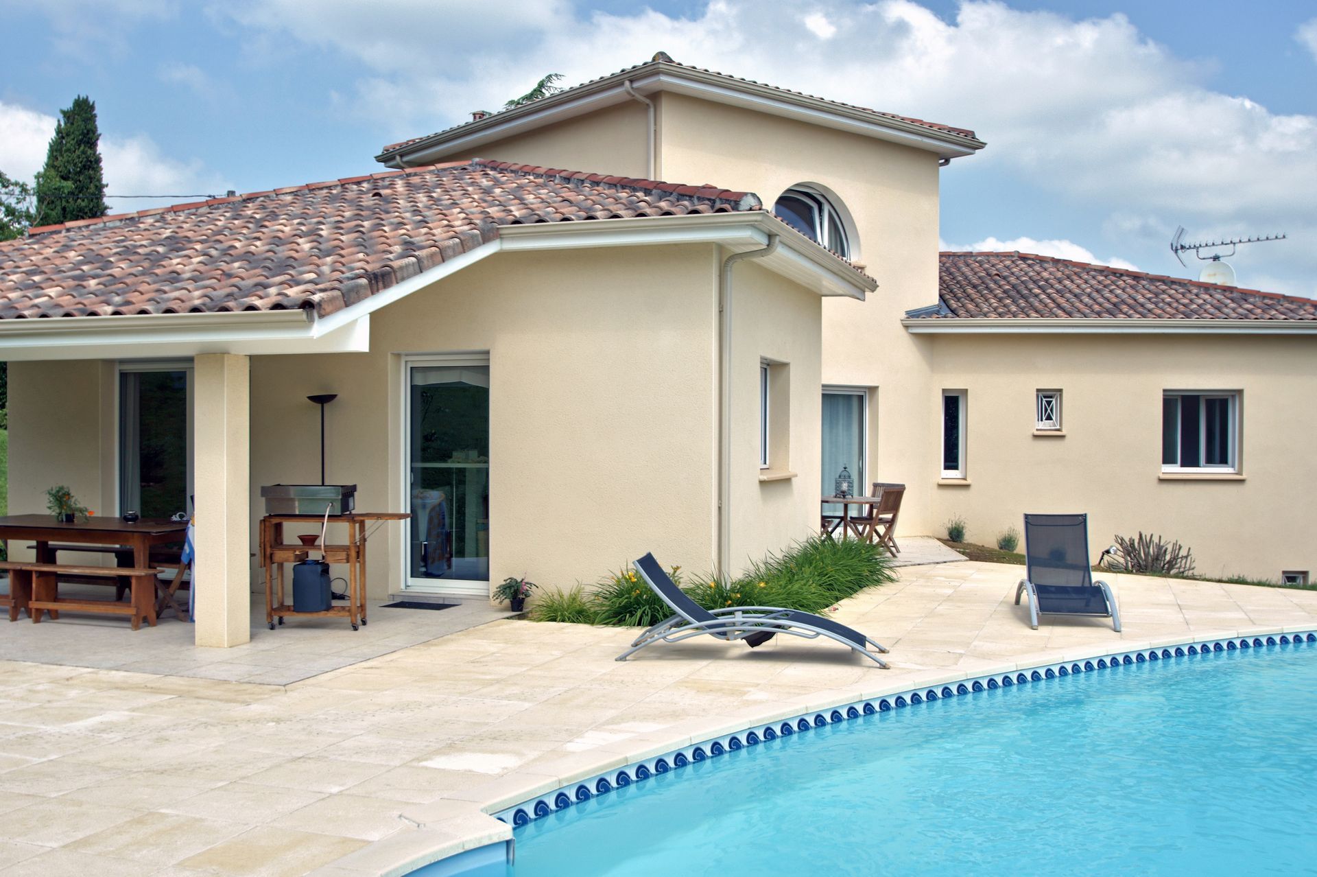 Villa jaune et piscine