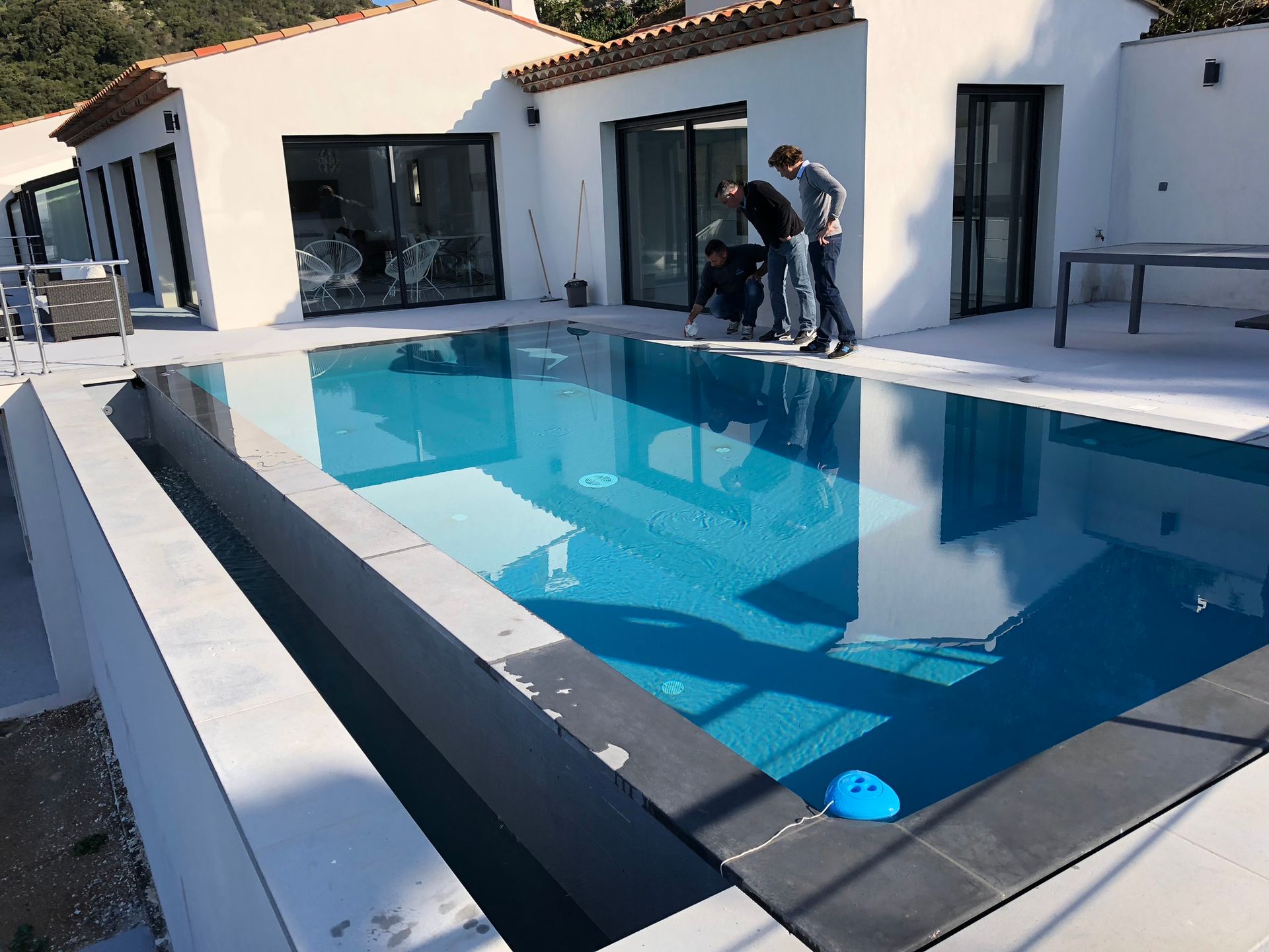 Des ouvriers vérifient l'état d'une piscine