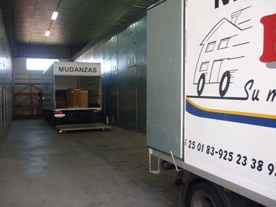 Un camión blanco con la palabra mudanzas en él.