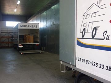 Un camión blanco con la palabra mudanzas en él.