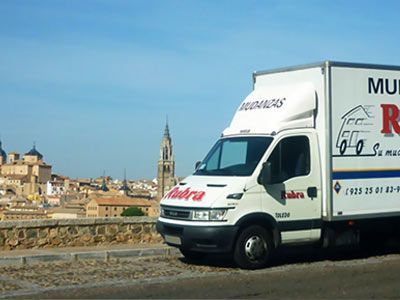 Una camioneta blanca con la palabra andra en el costado