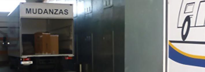 Un camión blanco con la palabra mudanzas en el costado.