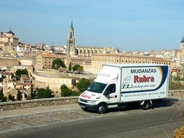 Un camión blanco con la palabra rubra en él.