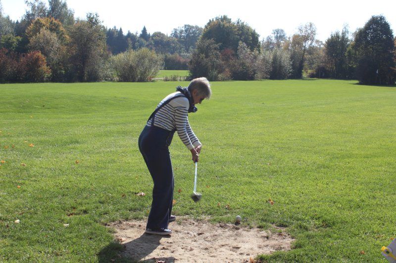 Ein Mann schwingt einen Golfschläger auf einem Golfplatz