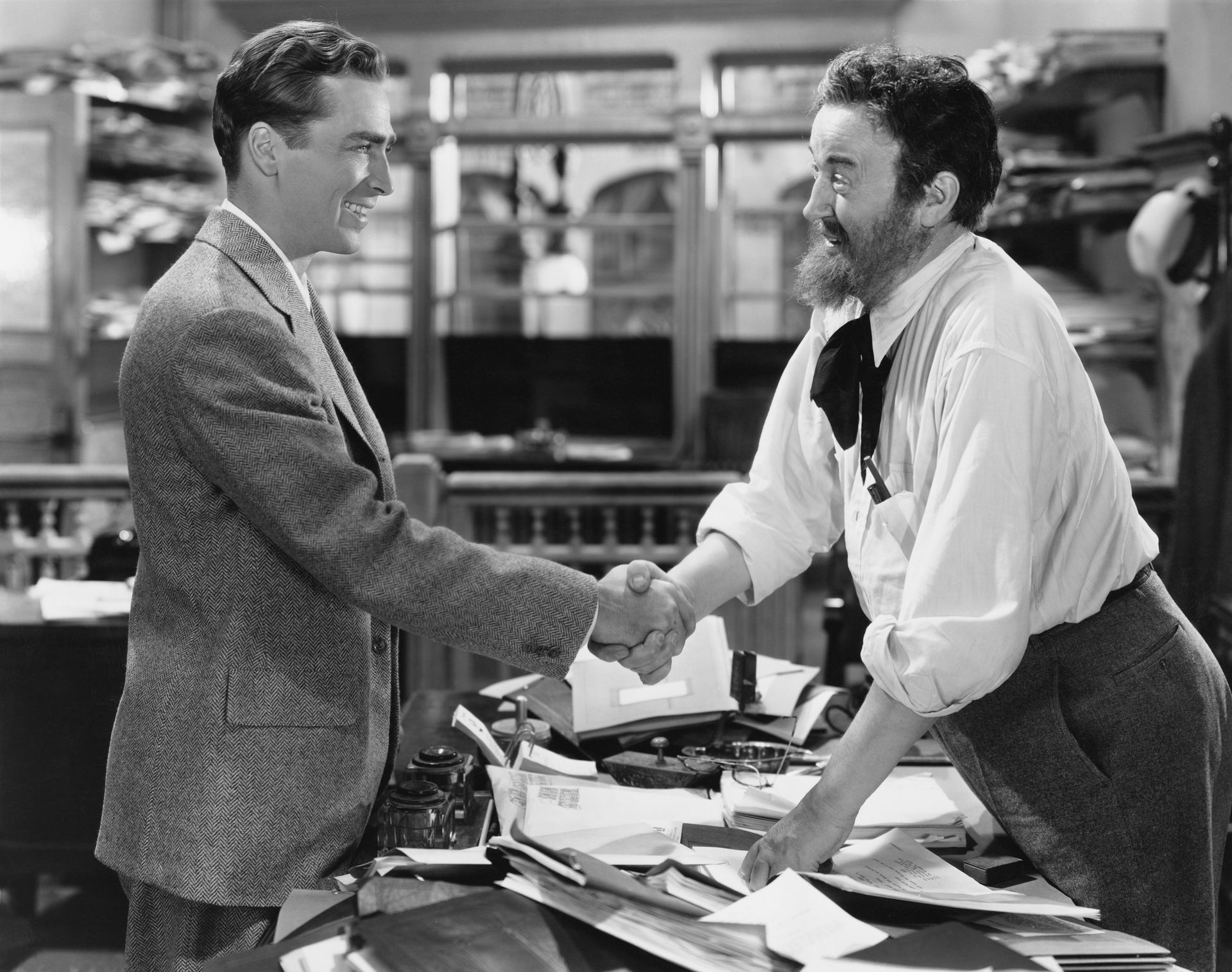 Deux hommes qui se serrent la main dans un bureau