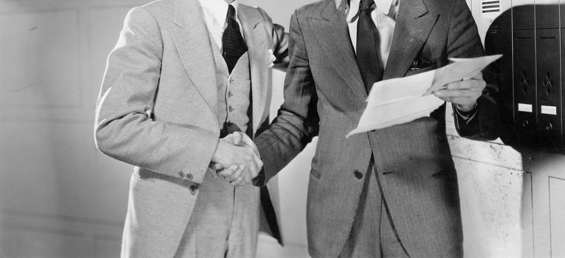 Deux hommes qui se serrent la main