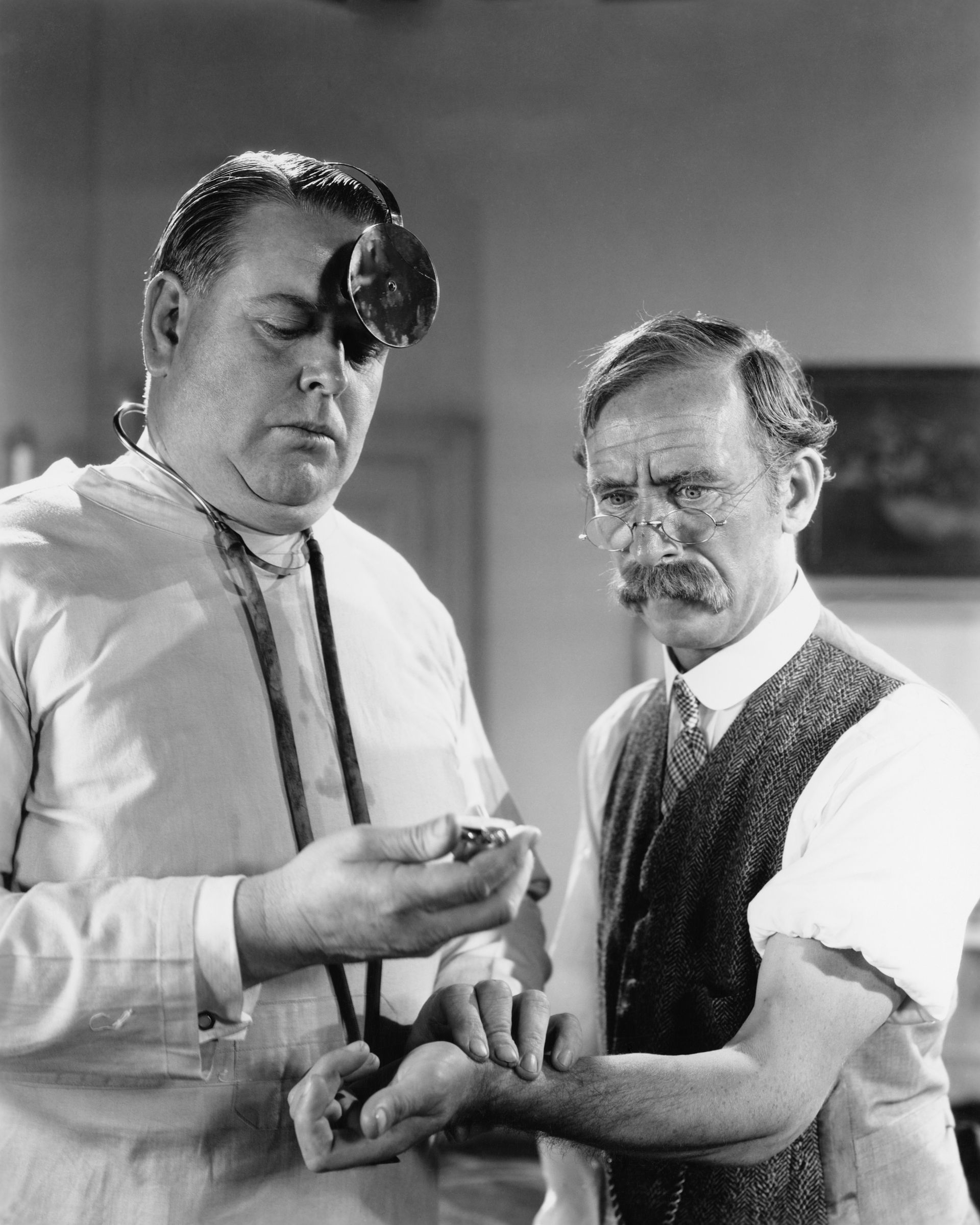 Docteur qui prend le pouls d'un patient