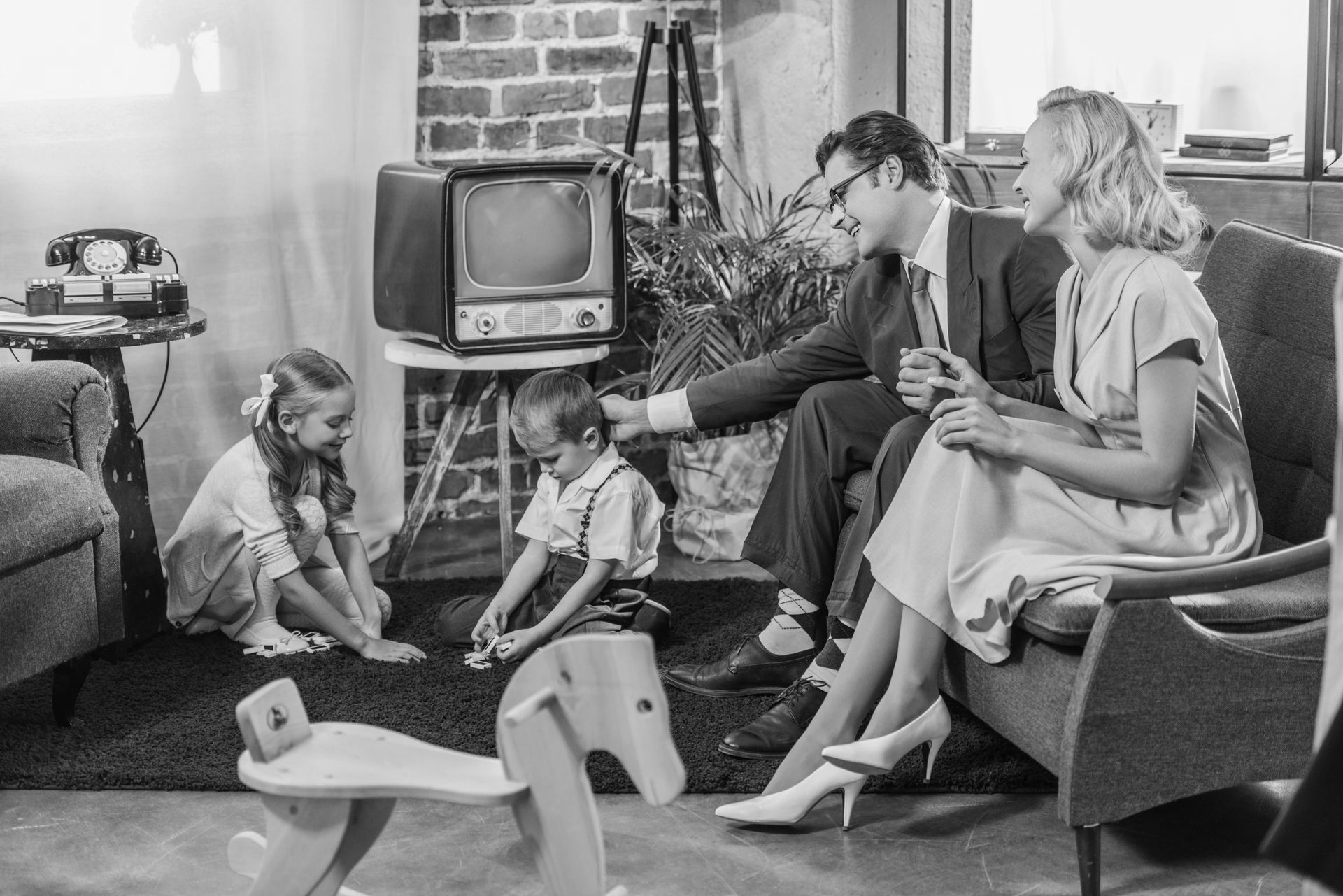 Famille dans un salon avec les enfants qui jouent