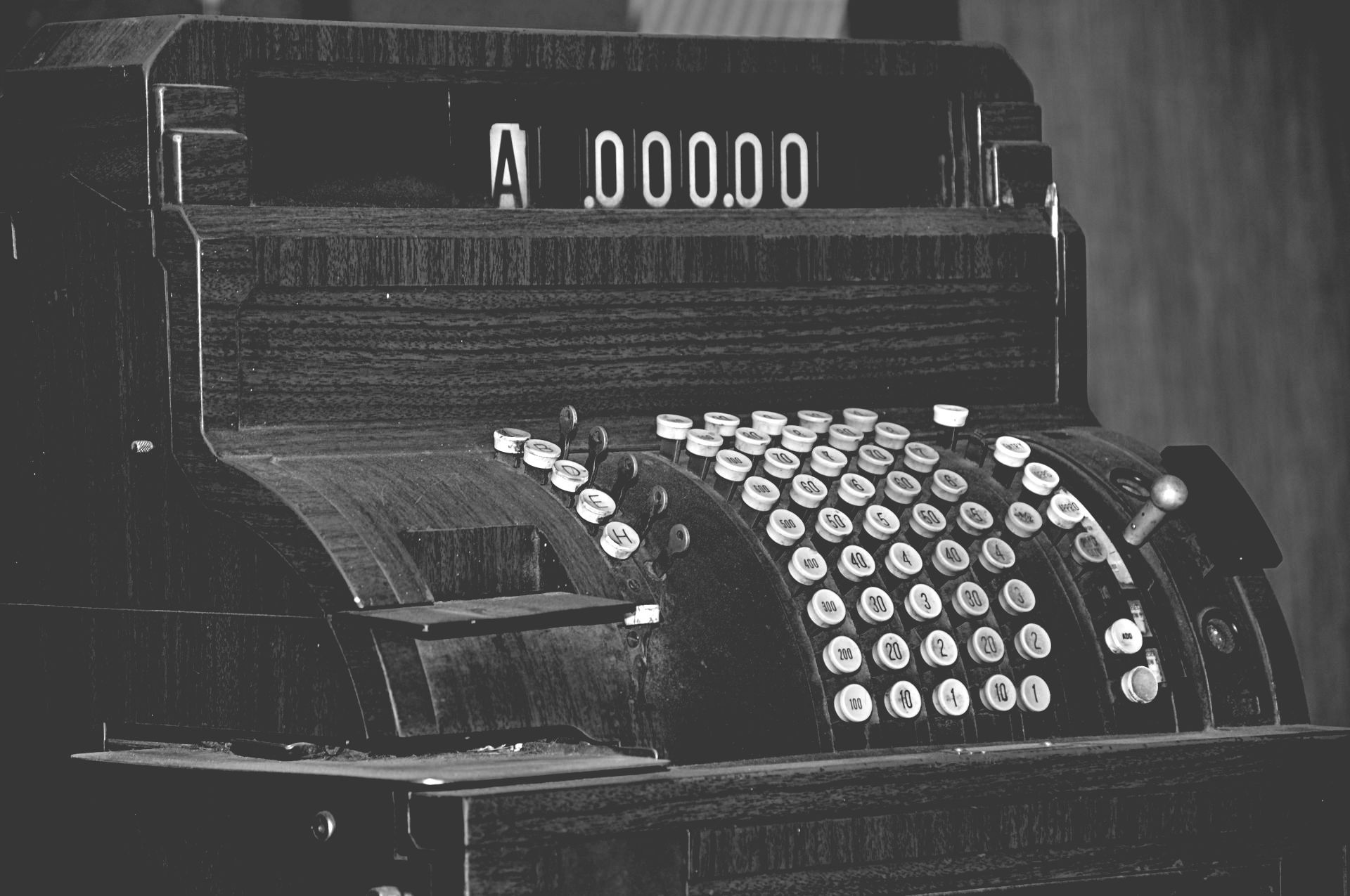 Couturier avec sa machine à coudre