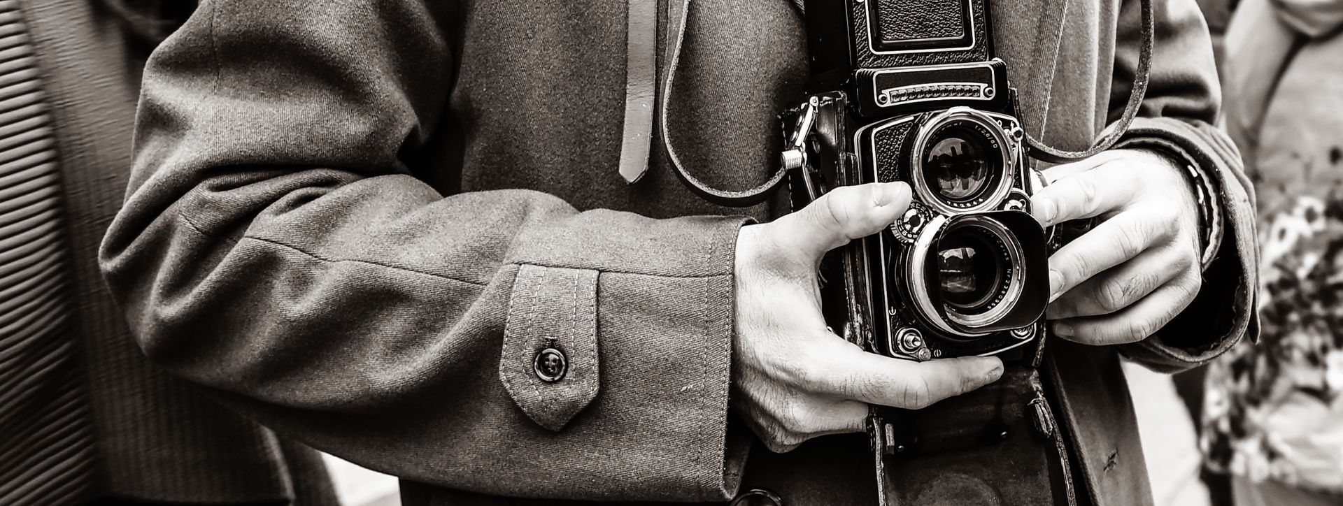 Personne tenant un ancien appareil photo entre ses mains