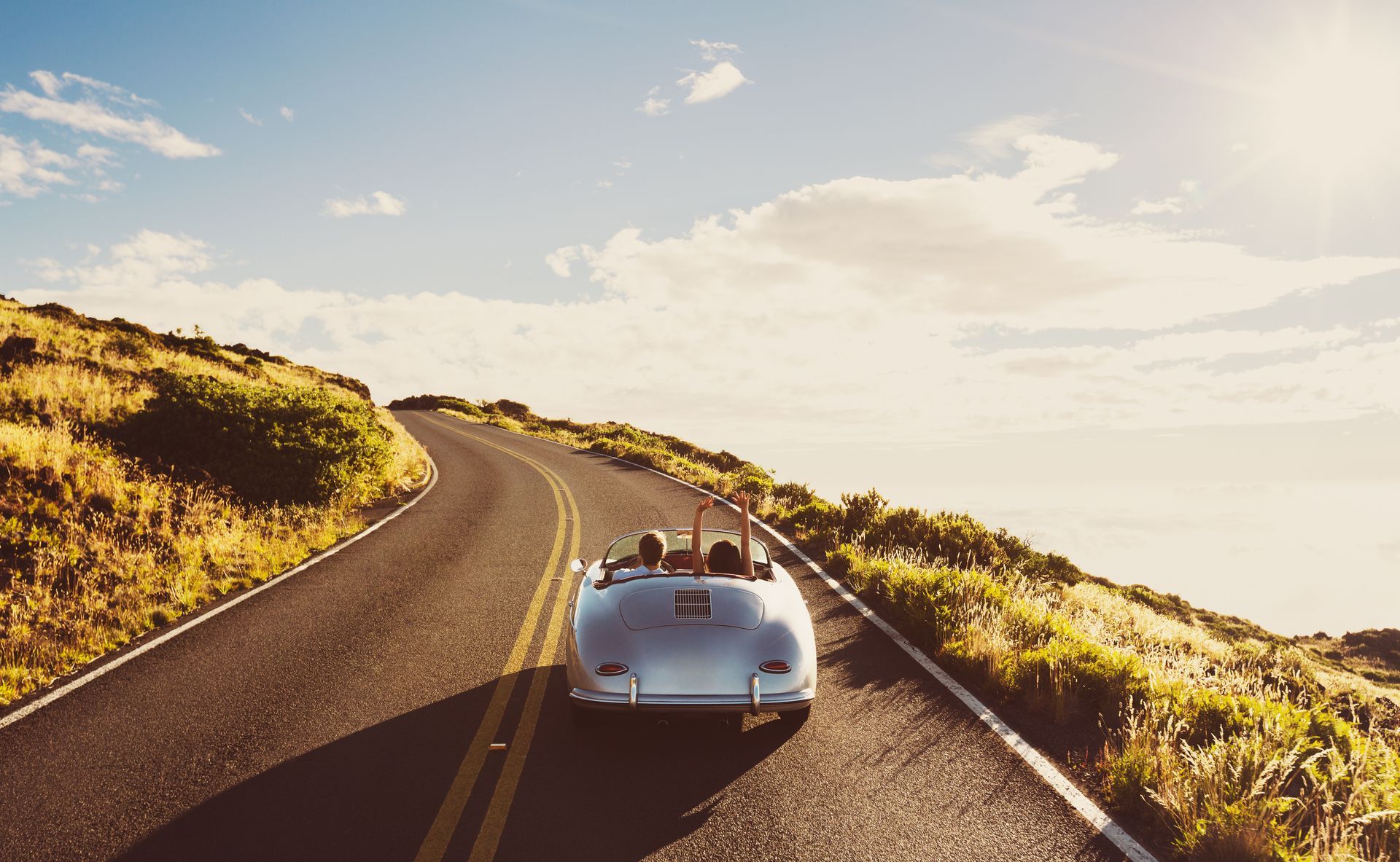 Couple qui roule dans une vieille voiture