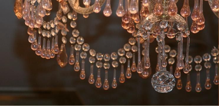 Un primer plano de una lámpara de araña colgando del techo.