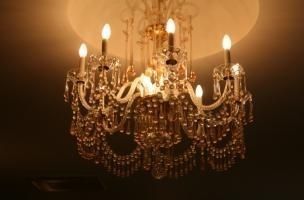 Una lámpara de araña con velas colgando del techo.