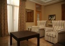 Una sala de estar con dos sillas y una mesa de café.