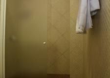 Una toalla está colgada en una puerta de un baño.