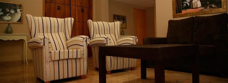 Hay dos sillas y una mesa en la sala de estar.