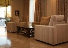 Hay dos sillas y una mesa de café en la sala de estar.