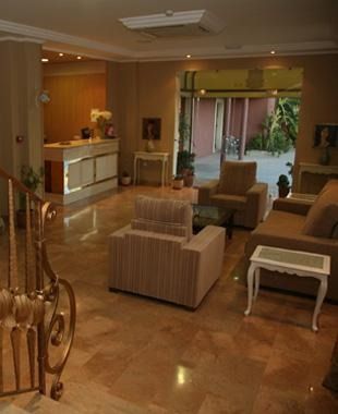 Una sala de estar con un sofá, una silla y una mesa.