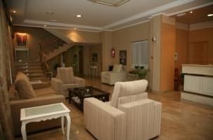 Una sala de estar llena de muebles y una escalera.