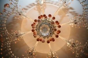 Mirando hacia arriba a una lámpara de araña que cuelga del techo.