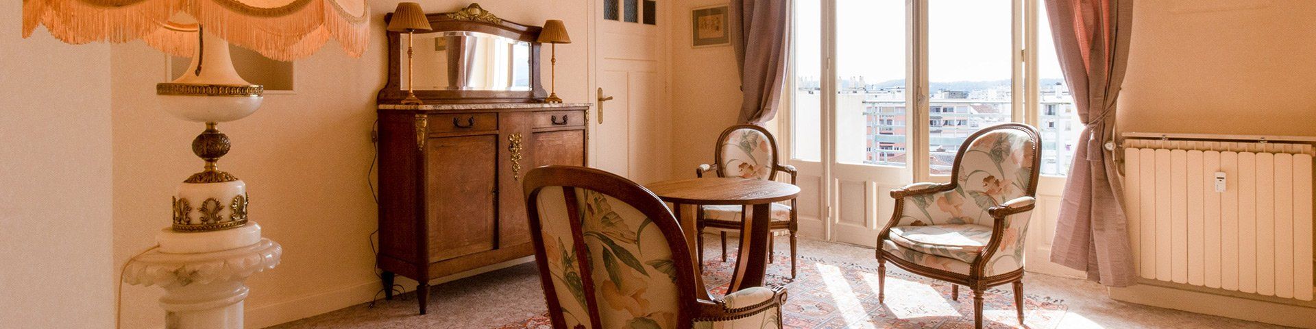 Salle d'attente du cabinet. Du très joli mobilier est présent pour vous accueillir au mieux.