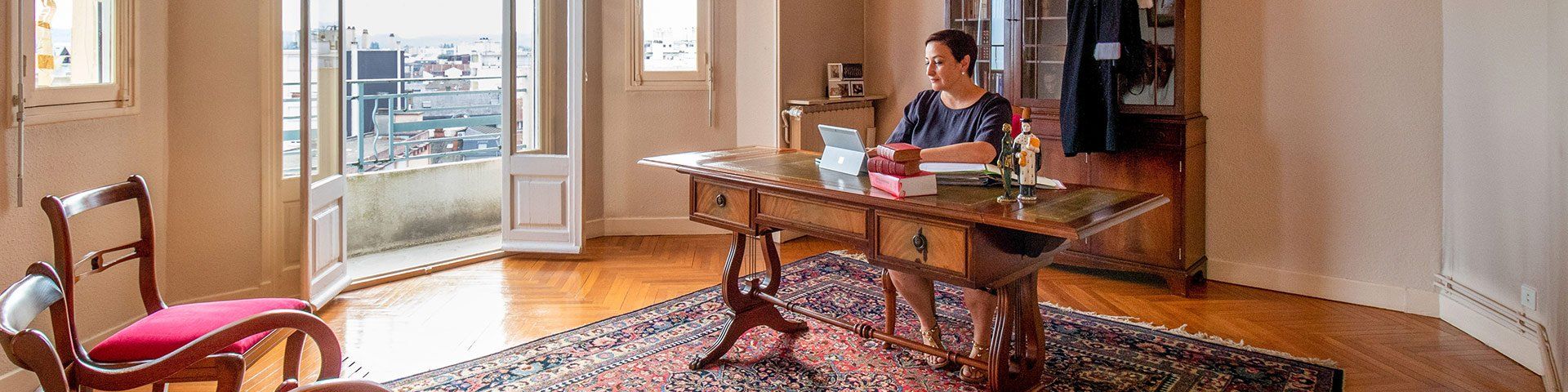 Maître Loréa Chipi travaillant dans son bureau.