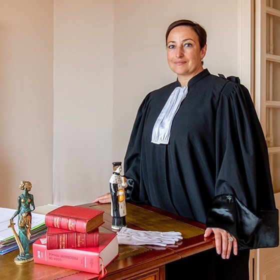 Maître Lorea CHIPI en robe d'avocat, se tenant debout devant son bureau