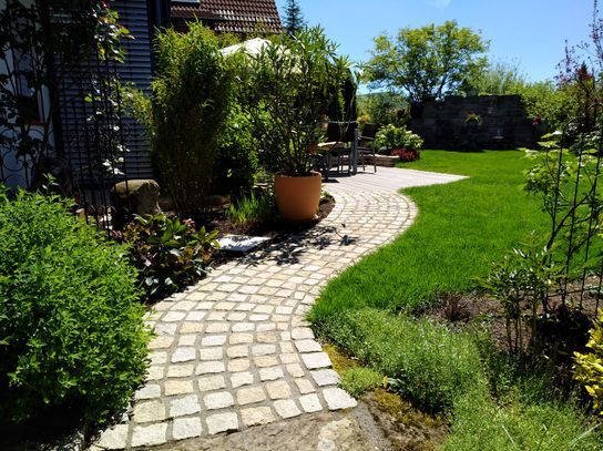 Garten mit Steinweg