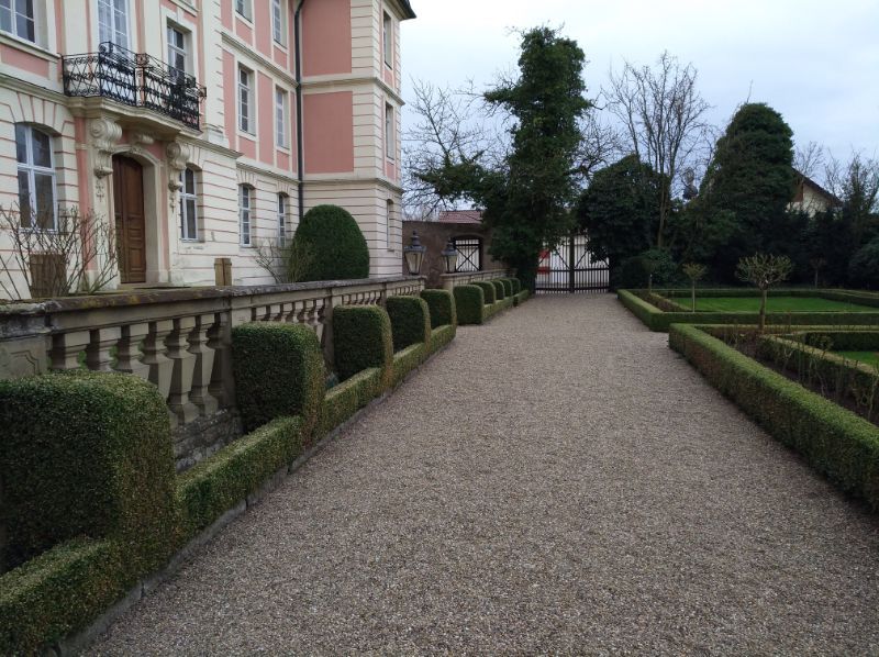 Detailansicht Kiesweg zwischen Haus und Grünanlagen