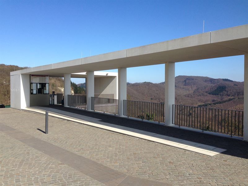 Ein großes Gebäude mit Blick auf eine Bergkette
