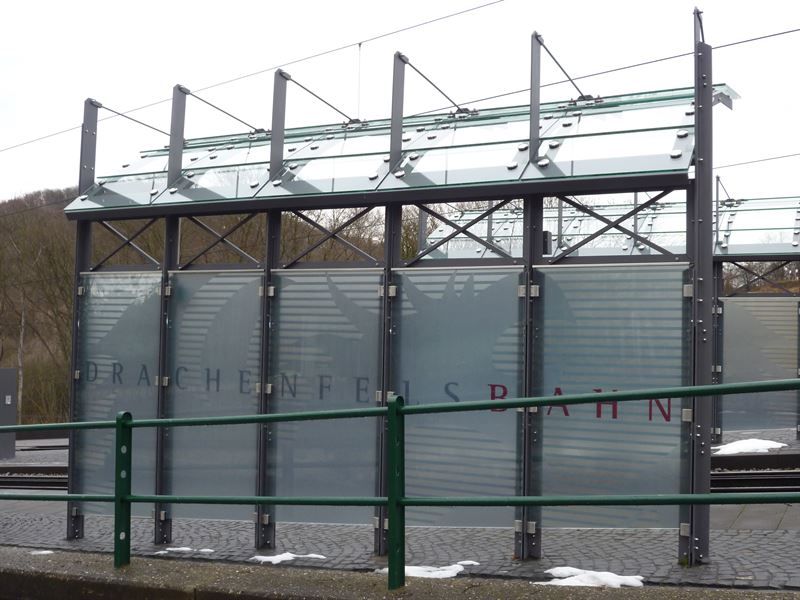 Ein Gebäude mit einem grünen Geländer und einem Schild mit der Aufschrift „Frankfurt“