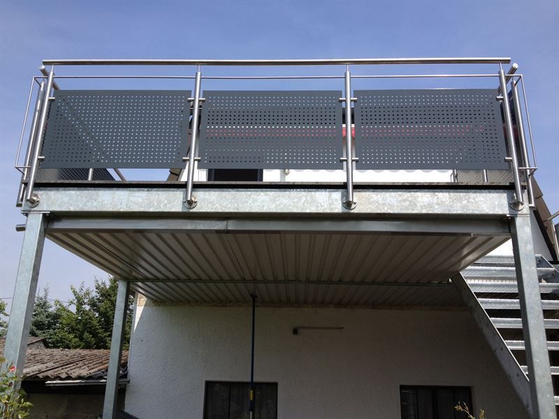 Ein Metallbalkon mit Treppe, die hinaufführt