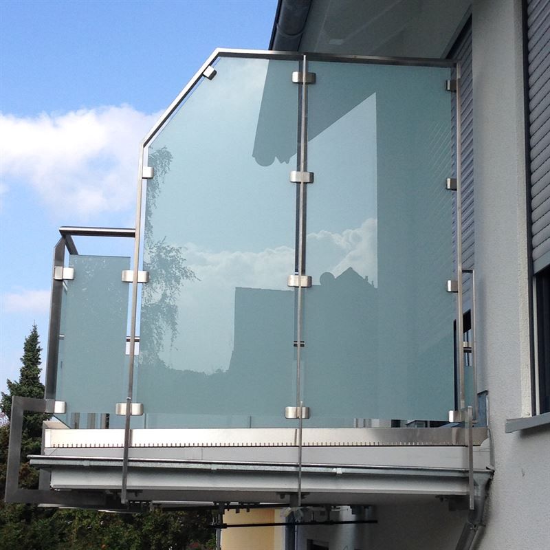 Ein Balkon mit Edelstahlgeländer und Milchglas