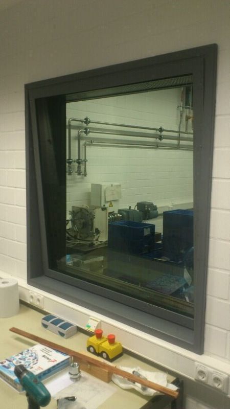 Ein Fenster in einem Zimmer mit einem Spielzeugauto davor.