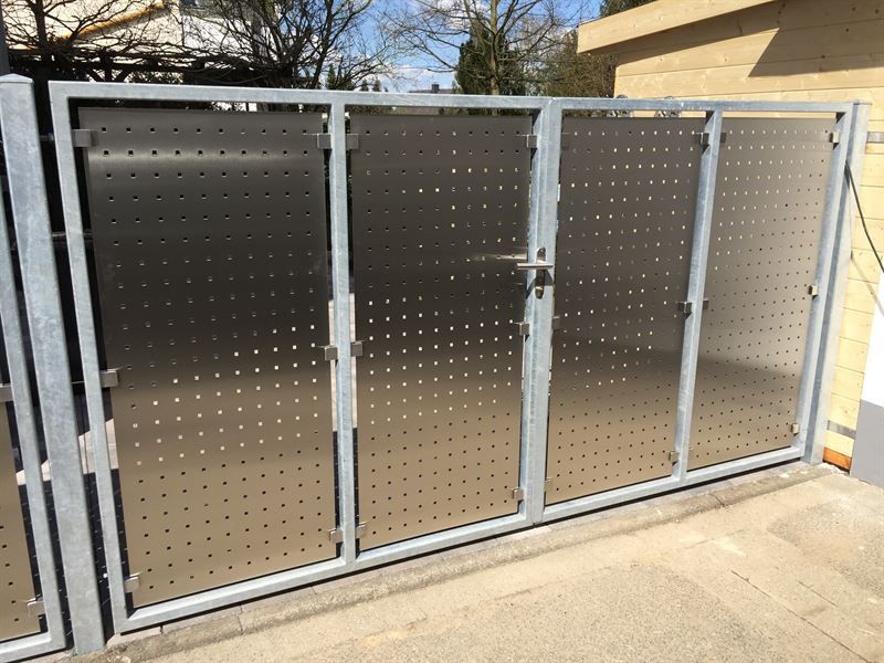 Ein Edelstahltor mit Löchern darin