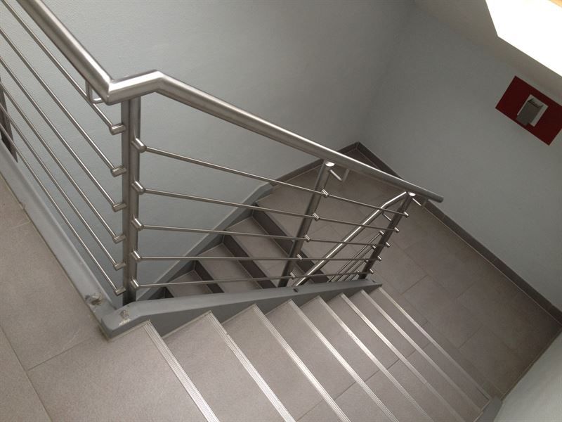 Eine Treppe mit Edelstahlgeländer
