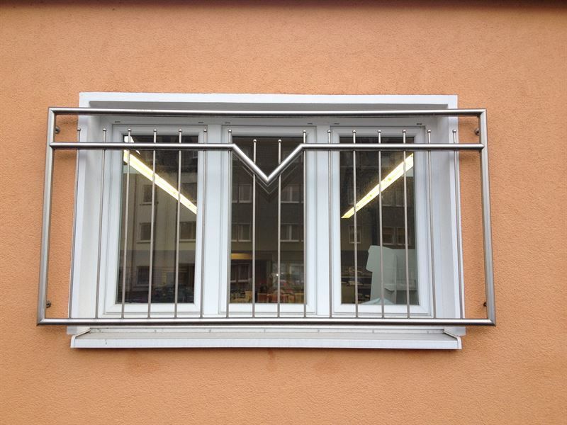 Ein Fenster mit einem Edelstahlgeländer