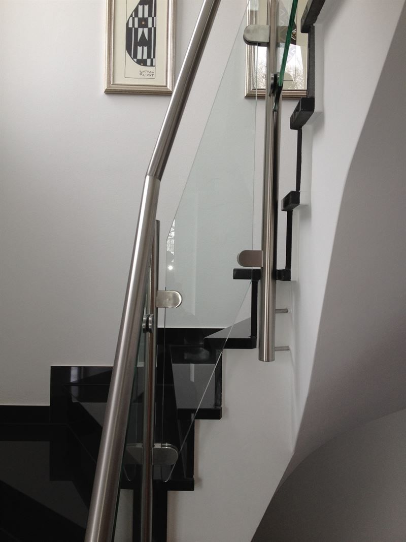 Eine Treppe mit Edelstahlgeländer und Glasgeländer
