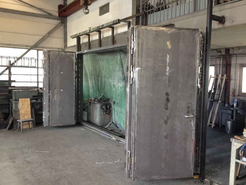 In einer Fabrik steht eine große Metalltür offen