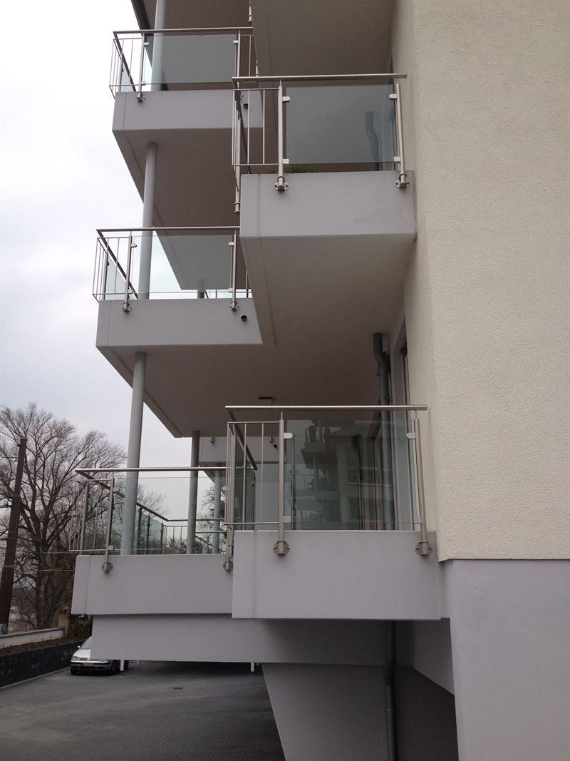 Ein Gebäude mit vielen Balkonen