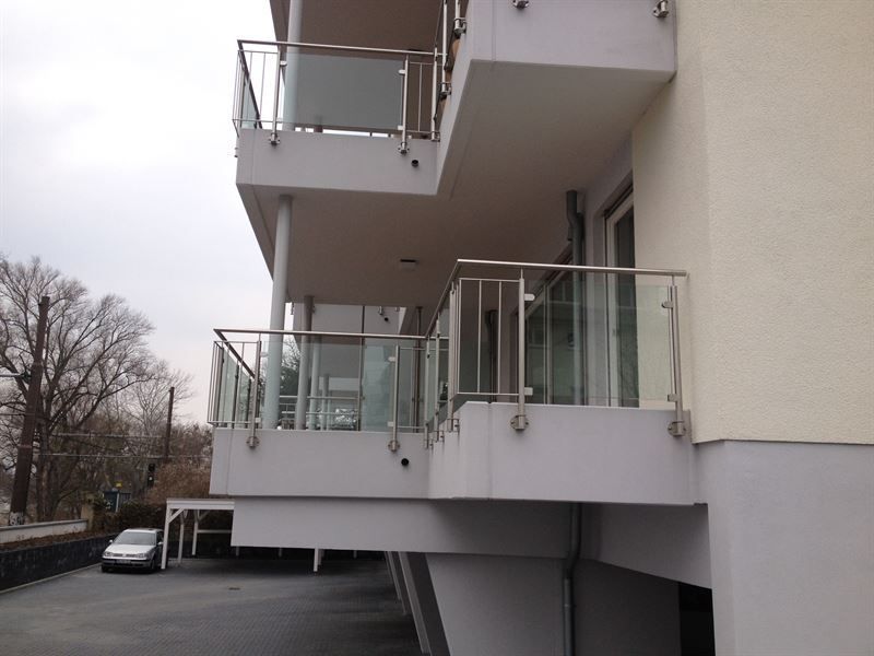 Ein Auto steht vor einem Gebäude mit Balkonen