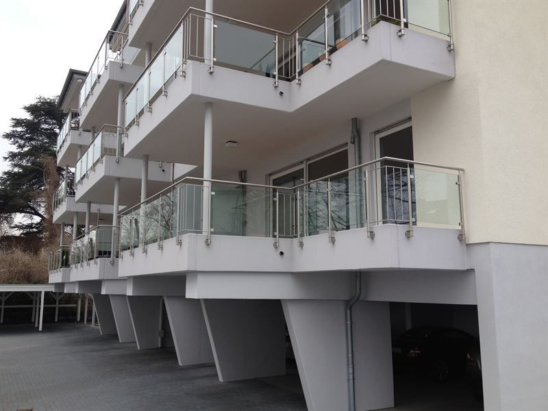 Eine Reihe von Balkonen an der Seite eines Gebäudes