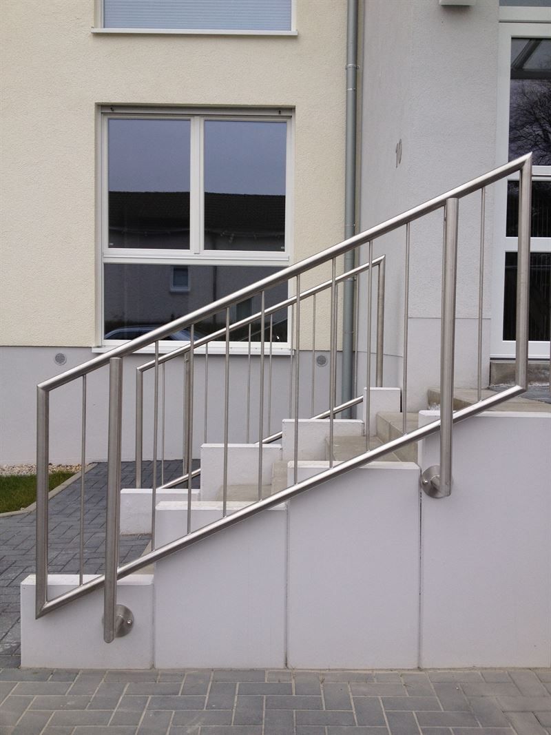 Eine Treppe mit Edelstahlgeländer