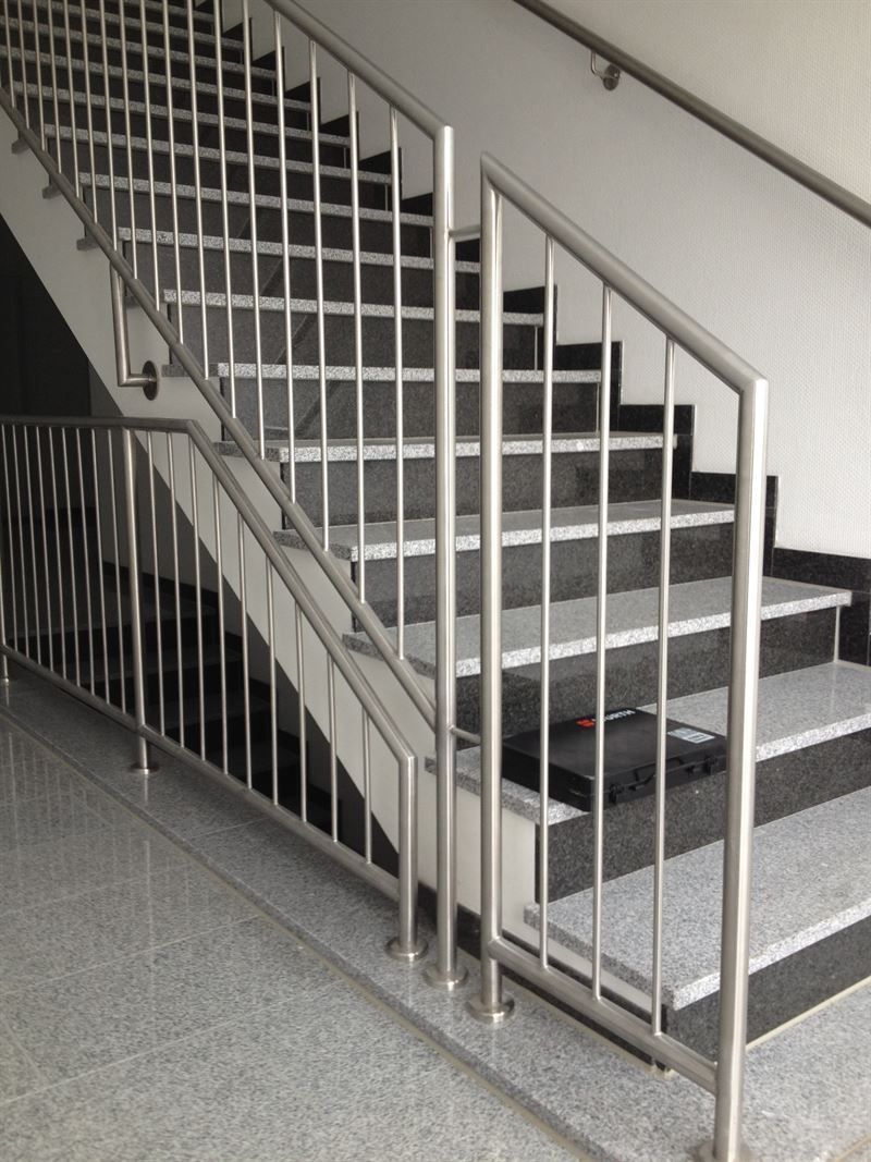 Eine Treppe mit Edelstahlgeländer