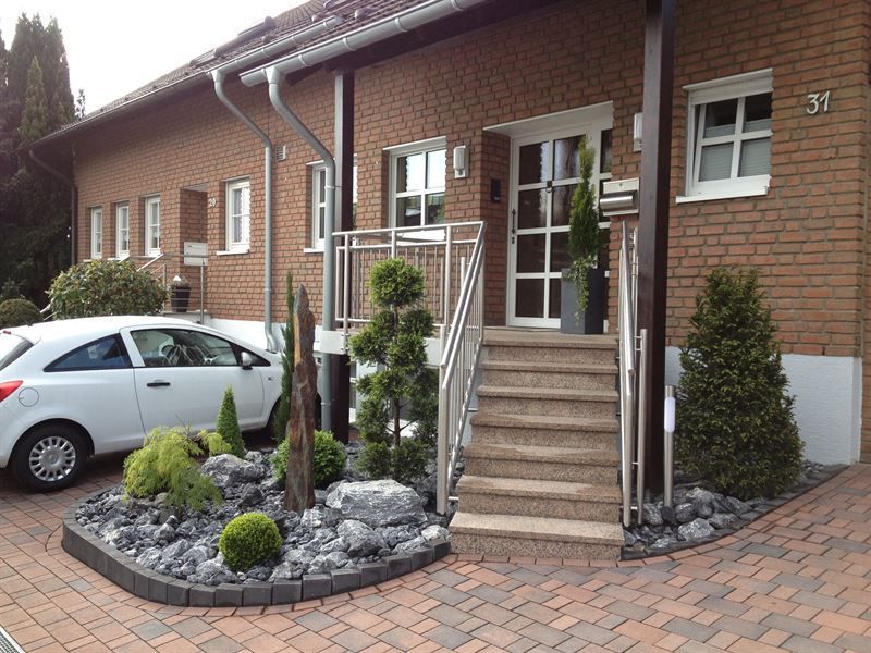 Ein weißes Auto steht vor einem Backsteingebäude