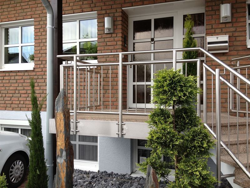 Ein weißes Auto steht vor einem Backsteingebäude