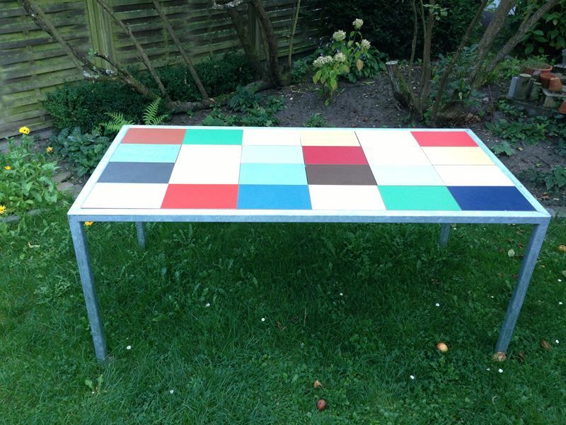Ein farbenfroher Tisch steht auf einem üppigen grünen Rasen.